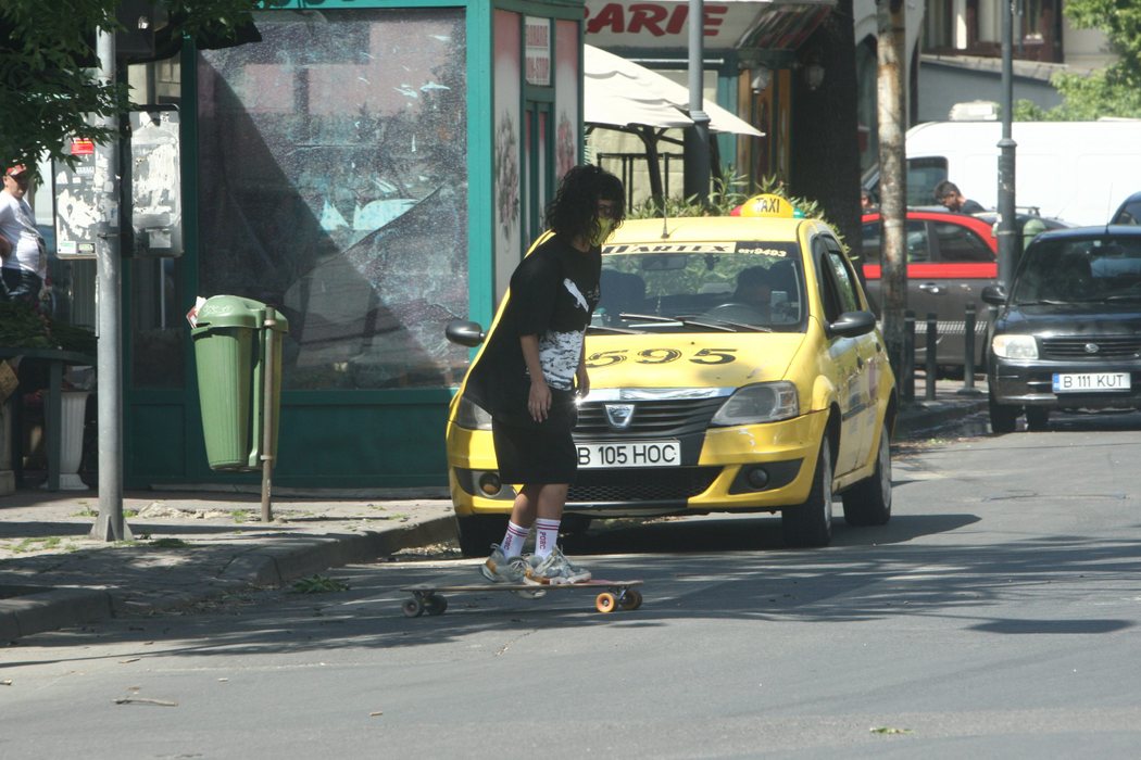 Inna se deplasează cu skateboard-ul prin Capitală