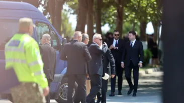 S-a dat pachet, dar cu ”frână”. Ce s-a împărțit la înmormântarea lui Ion Iliescu? Doar 20 de oficialități au primit