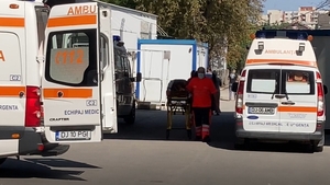 Tragedie în ziua alegerilor. Un bătrân a murit în curtea unei secții de votare