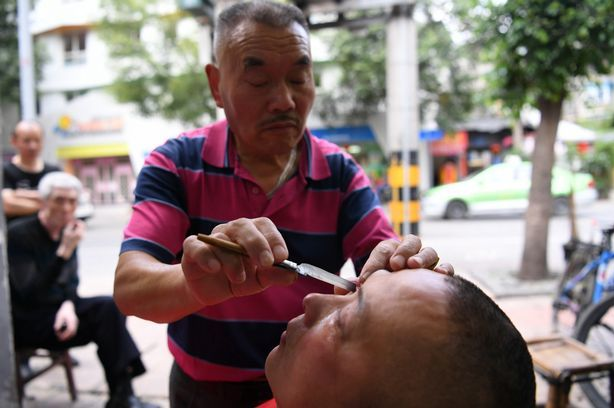 A mers la bărbier şi i-a cerut acestuia să îi radă OCHII! Explicaţia bărbatului e una absolut şocantă, iar imaginile au devenit rapid virale