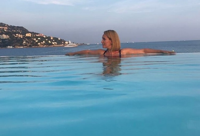 La 45 de ani, Andreea Esca e seducătoare într-un costum de baie din două piese: „Ce poză minunată”