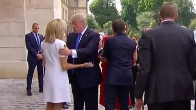 Donald Trump a ravnit la Prima Doamna a Frantei! Ce complimente deplasate i-a facut lui Brigitte Macron, de fata cu sotia lui