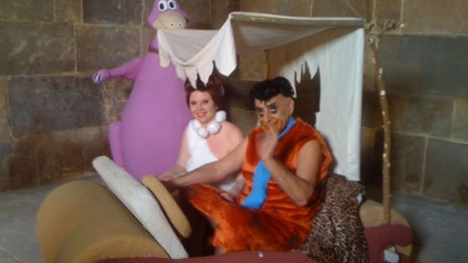 Din personaje mondene au devenit desene animate! Oana si Viorel Lis, transformati in familia Flintstone!