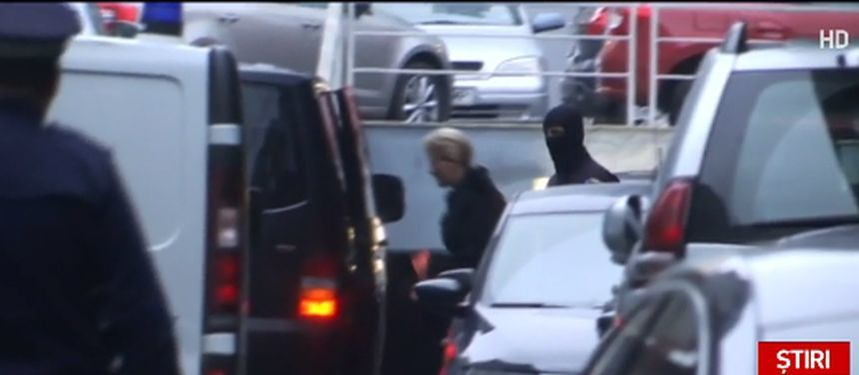 Sanda Ladoşi, audiată de DIICOT! Artista şi soţul ei au fost săltaţi de mascaţi