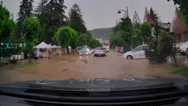 VIDEO | S-au rupt norii și a venit prăpădul peste turiștii din Sinaia. A fost nevoie doar de câteva minute ca orașul să fie inundat  
