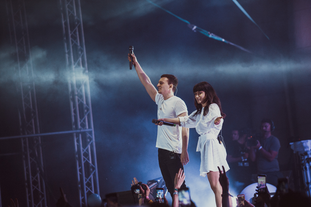 Denis, artistul The Motans, a filmat live un videoclip cu cei 5000 de spectactori, special pentru piesa în prima audiție „Valuri mari”
