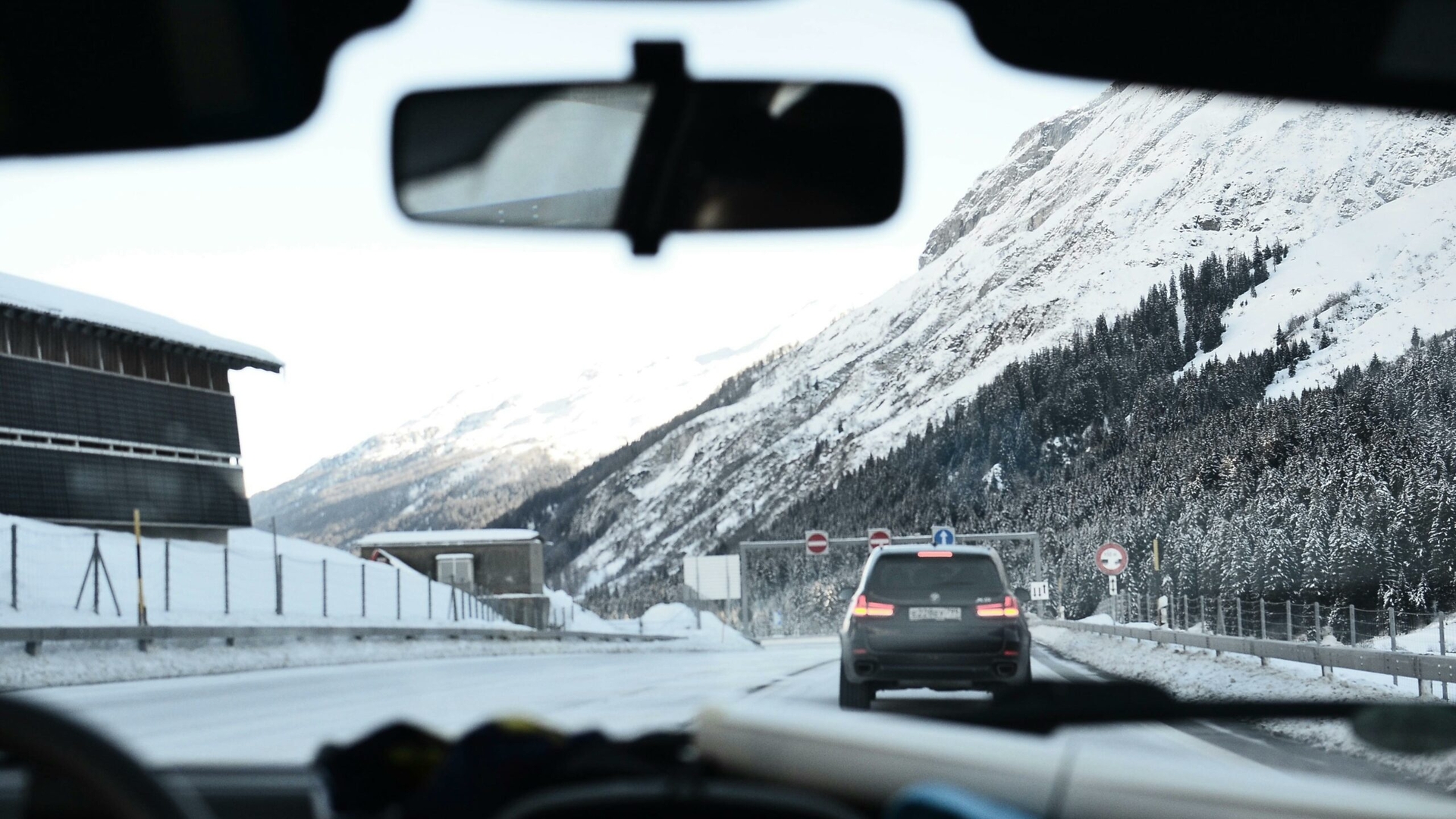 Ce amendă riscă șoferii care nu au mașinile echipate corespunzător. Cei care circulă fără cauciucuri de iarnă primesc sancțiuni considerabile