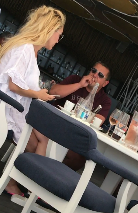 Unul dintre rarele momente când Sergiu Diacomatu şi Irina Turcu schimbă o privire