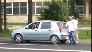 Doi adulţi au rămas cu maşina în pană. Este incredibil cine a ajuns la volan