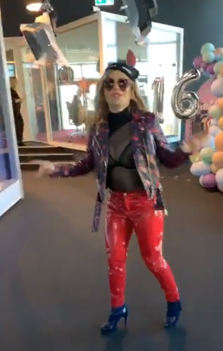 Loredana Groza, apariție neașteptată la o emisiune de la radio! Ce mesaj avea scris pe căciula