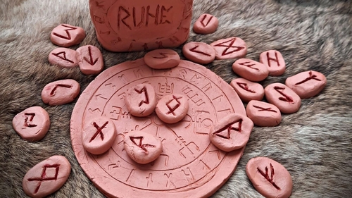 Horoscop rune azi, 6 august 2026. Uruz spune clar: o zodie nu are voie să cheltuiască bani deloc