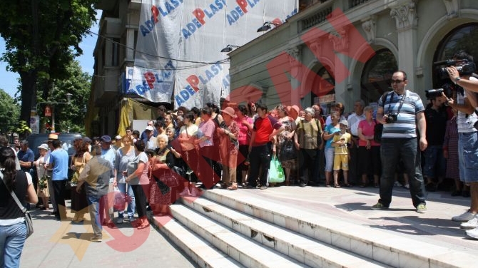 Trupul neinsufletit al lui Jean Constantin a fost depus la Teatrul Fantasio in aplauzele a sute de oameni