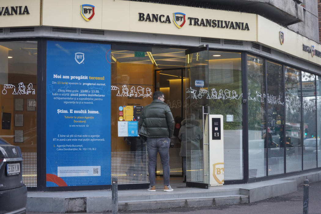 Toni Iuruc își așteaptă rândul la bancă (Foto: CANCAN.RO)