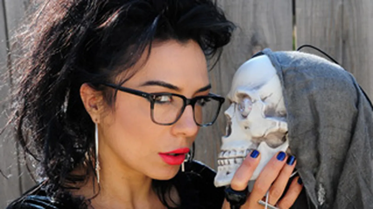 DJ Wanda, in pana de idei! Le-a incercat pe toate si nu stie in ce sa se deghizeze de Halloween! A fost vrajitoare si fantoma, iar acum vrea ceva sexy si infricosator!