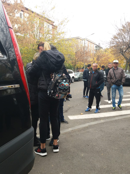 Lorena Balaci, transfigurată în ziua morții tatălui ei. Fiica sportivului a fost consolată de sora ei | FOTO