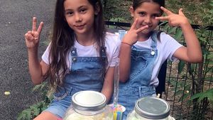 Imaginea a devenit virală! Cu câți lei vând aceste două fete un pahar de limonadă, în Berceni