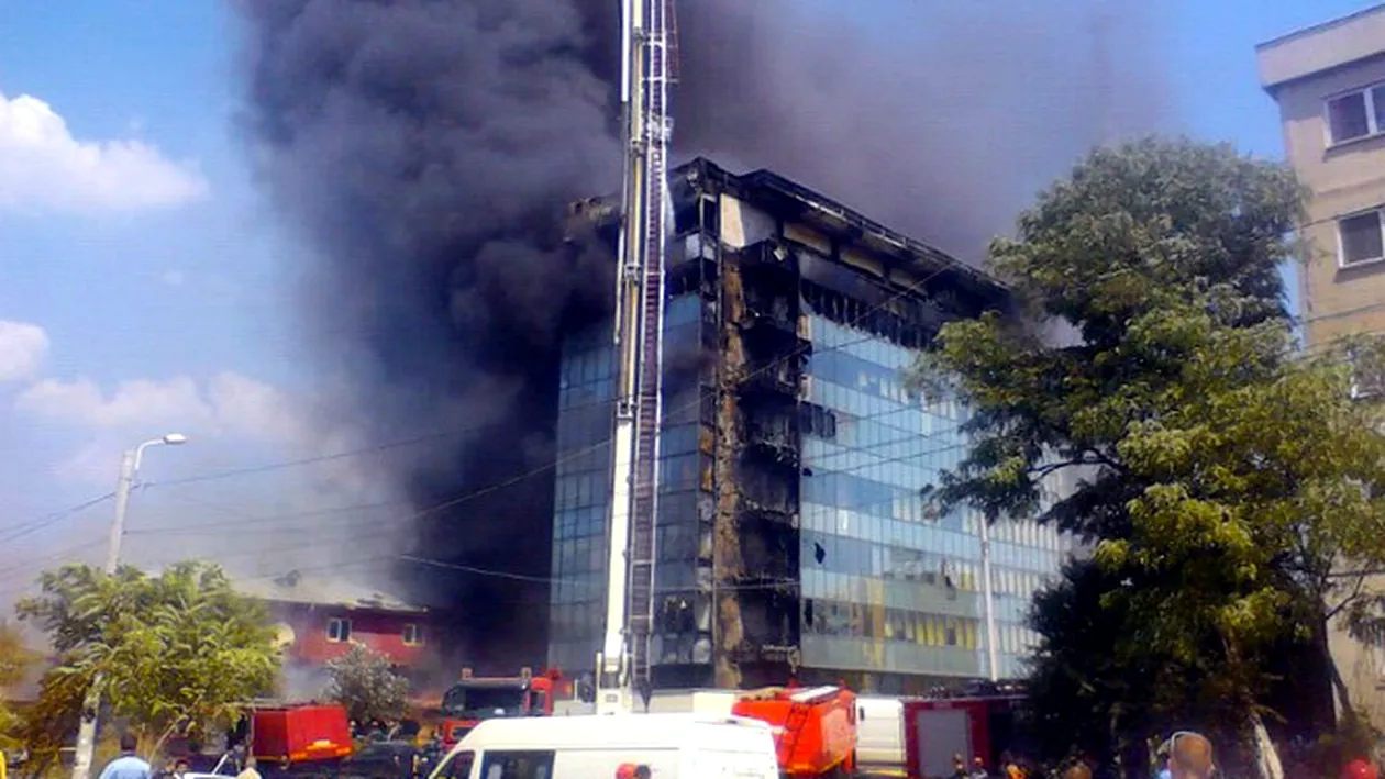 Panica in Militari! Tot Podul Grant este inchis din cauza unui incendiu violent, tramvaiul 41 blocat! Doua benzinarii in pericol sa explodeze! FOTO