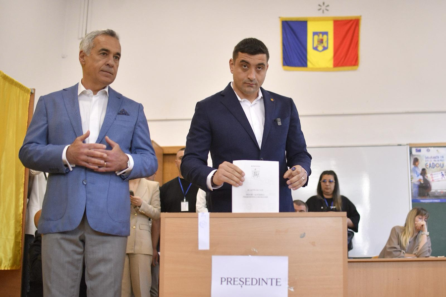 George Simion, însoțit de Călin Georgescu, a ales o ținută corectă. foto: Andreea Alexandru/Mediafaxfoto.ro