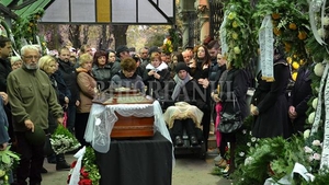 Imagini cutremuratoare! Mihai Nesu, DESFIGURAT de durere la inmormantarea tatalui sau