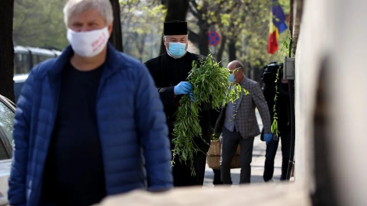 Daniel Tudorache, primarul Sectorului 1, și un preot al Bisericii Cașin împart ramuri de salcie bucureștenilor: ”Căminul fiecărui creștin va fi propria bazilică” | FOTO