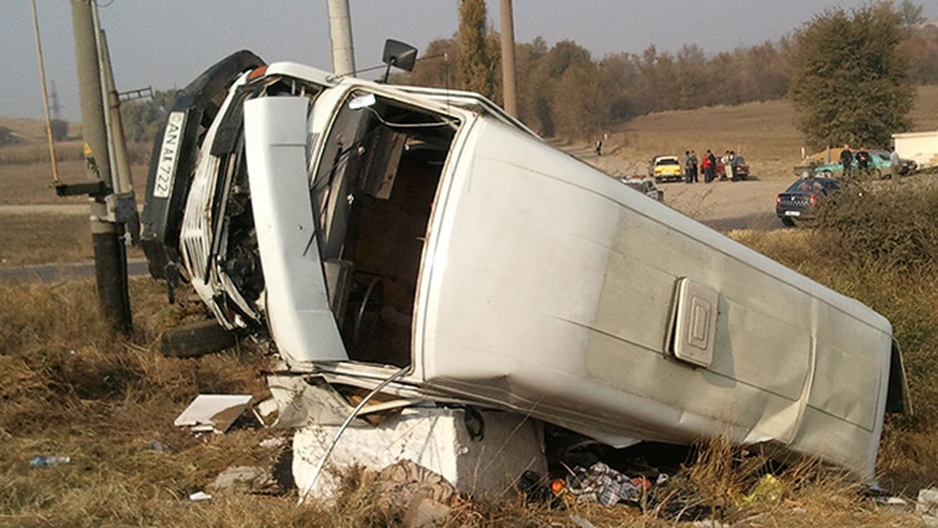Un microbuz care transporta persoane cu handicap s-a răsturnat în Buzău! Cinci persoane, rănite