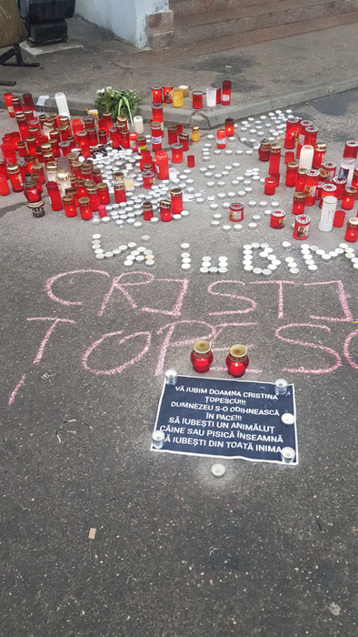 Cutremurător! Ce mesaj a apărut, scris cu cretă, pe trotuarul din fața capelei Cimitirului Bellu, unde este depus trupul Cristinei Țopescu