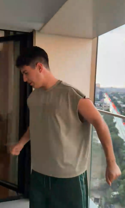 Cum arată penthouse-ul lui Bisoi. Are saună, sală și vedere spre lacul Herăstrău