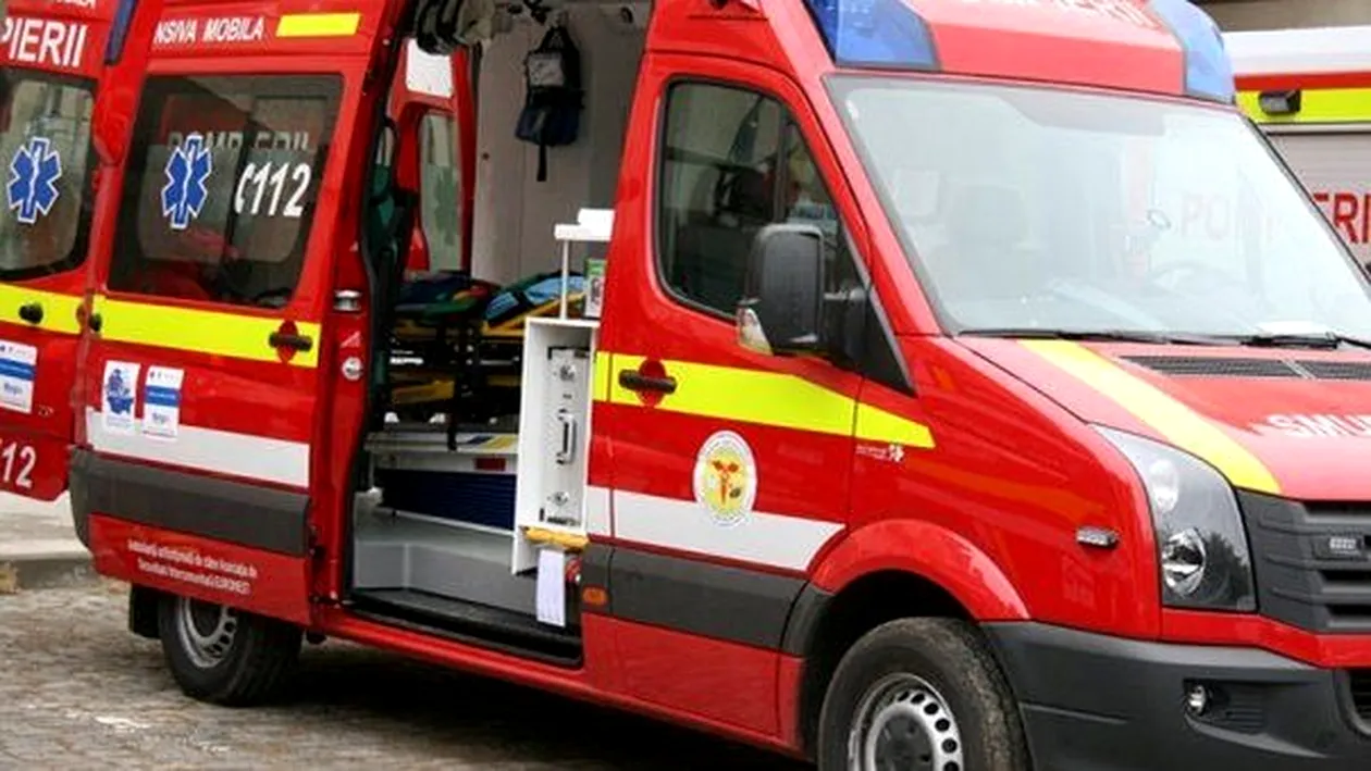 Ambulanță care transporta un pacient în stare gravă, implicată într-un accident