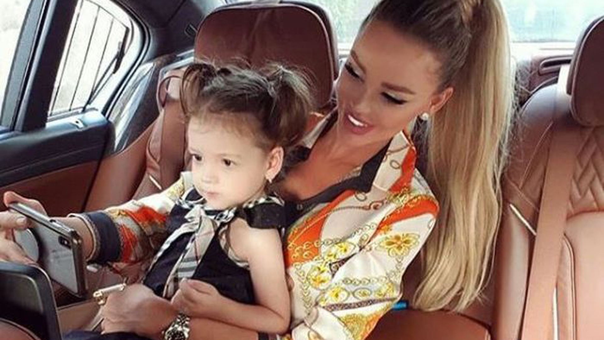 Bianca Drăgușanu și-a dus fiica la grădiniță! Victor Slav și Alex Bodi i-au fost alături