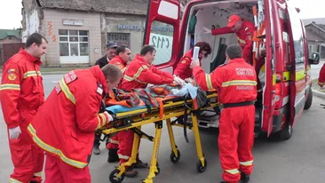 O femeie A MURIT dupa ce masina in care se afla a fost lovita de un tren! Soferul minor si este in stare grava