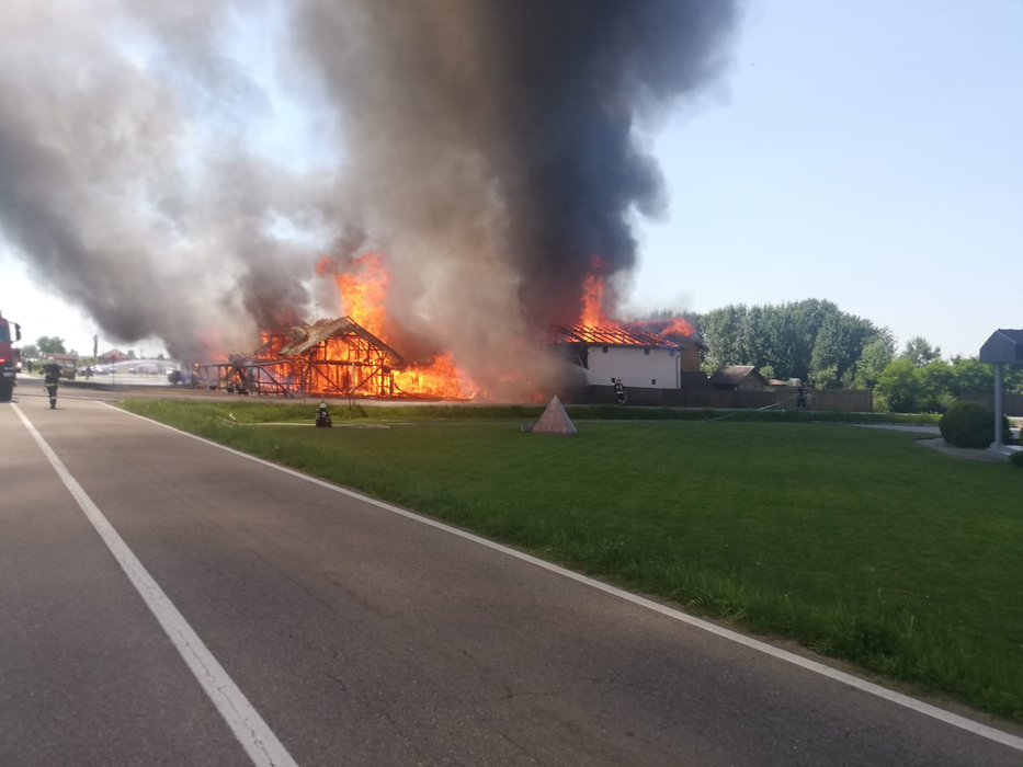 Incendiu puternic în Timiș! Un restaurant a izbucnit în flăcări. Trei oameni au fost răniți. VIDEO