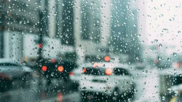 Amenzi considerabile pentru șoferii care circulă pe timp de ploaie și fac asta! Sancțiunile pot ajunge până la 1.000 lei
