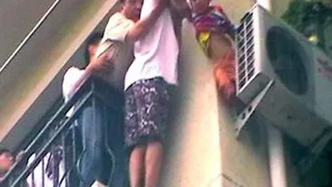 Accident teribil pentru un baietel din China! Blocat intre zid si aerul conditionat