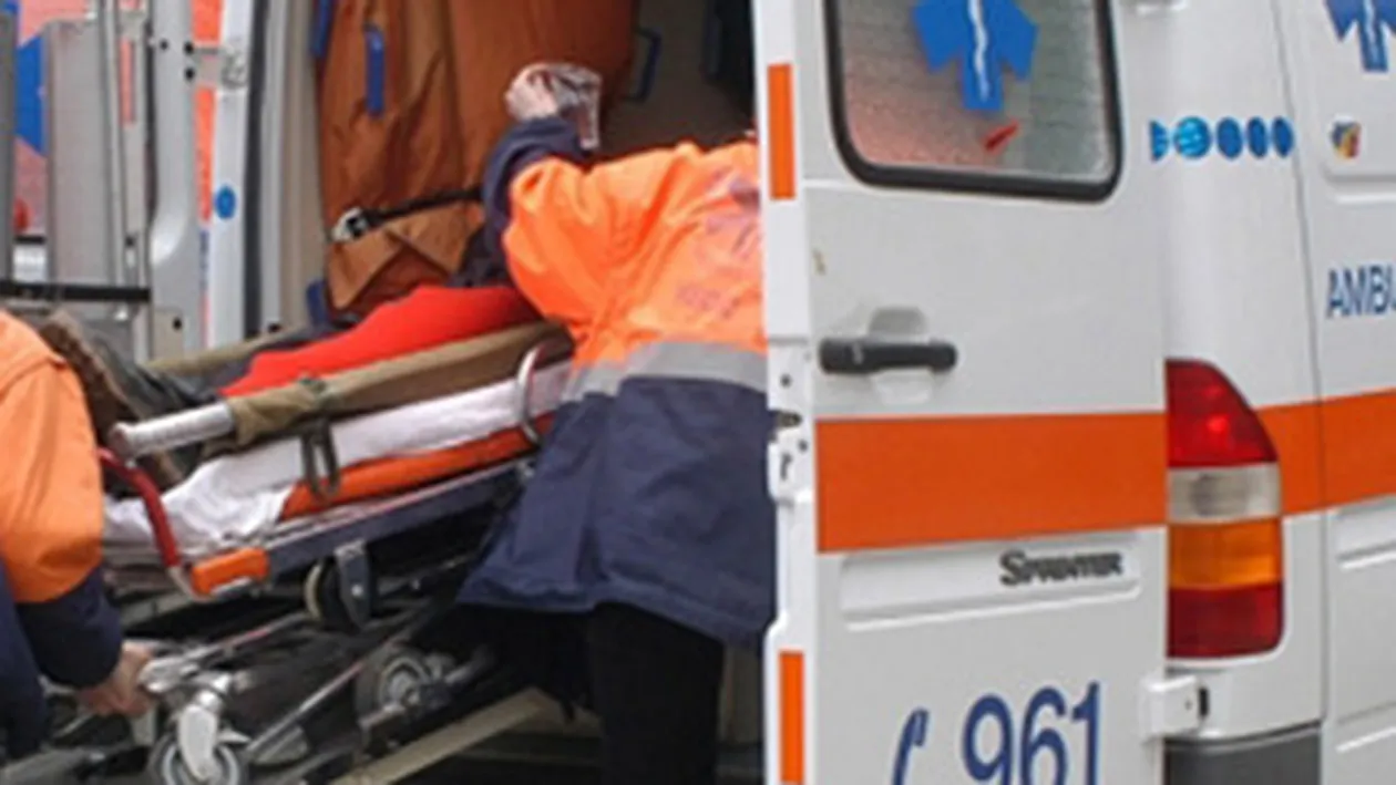 Pitesti: Cinci tineri, la spital dupa ce masina in care erau s-a rasturnat si a cazut intr-o vale