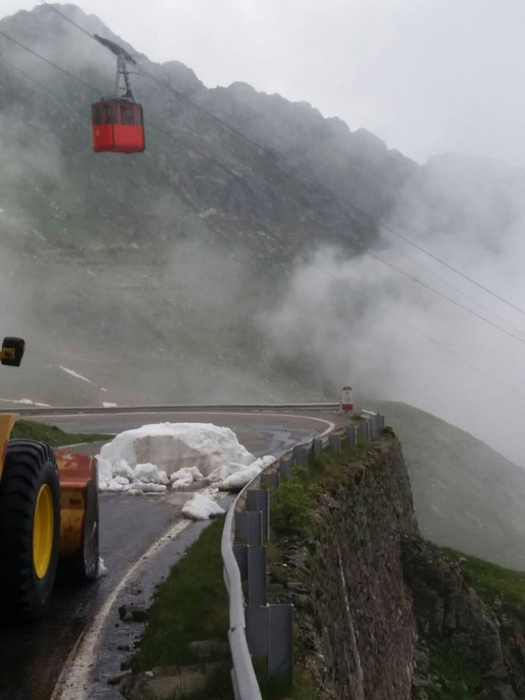 Zăpadă „cât casa” pe Transfăgărășan! Drumul este închis