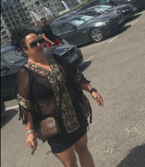 În afara iubițelului bodyguard, celebra avocată “Lizeta-descurcă-tot” a apărut la plajă cu un trabuc Toscanello, un Hublot și costum de baie-plasă