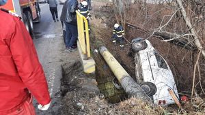 Cascador fără voie. S-a răsturnat cu mașina într-un canal. FOTO