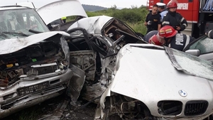 Accident cu un mort și patru răniți la Ineu. Șoferul unui BMW a ratat o curbă și a intrat într-un microbuz