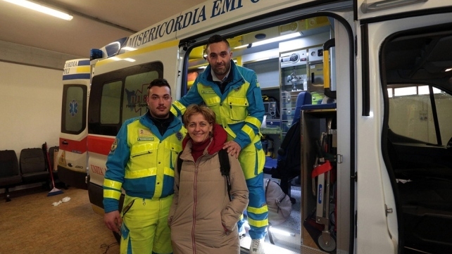 Această femeie grav bolnavă a fost ajutată de cadrele medicale din Italia să ajungă acasă la Oneşti ca să moară. Gestul a fost unul care a impresionat pe toată lumea