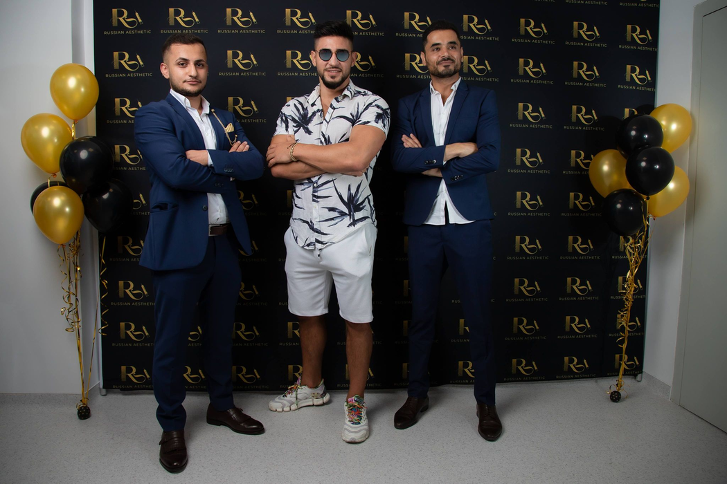 EXCLUSIV | Bogdan Mocanu a dezvăluit care a fost prima lui mașină: “M-am răsturnat cu el”. Se plimbă cu un Mustang care nu e încă al lui, iar în acte, are un Mercedes C Class Hybrid