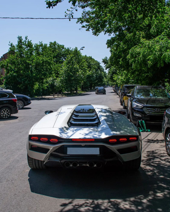 Așa arată Lamborghini-ul Countach de 2,8 milioane de euro, pe care milionarul Florian l-a "udat" la LOFT (Foto: Instagram)