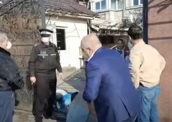 Ce reacție a avut Poliția Locală Craiova după ce o femeie și-a aruncat gunoiul într-o intersecție din oraș