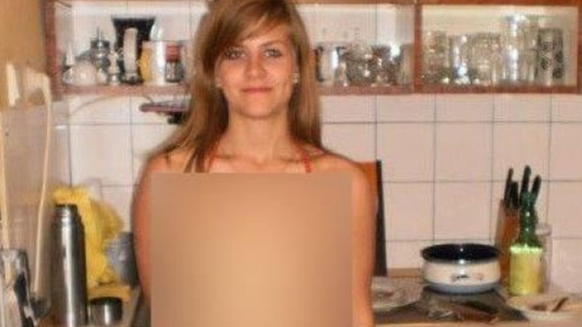 Cea mai tare gospodina! Isi asteapta iubitul imbracata in asa ceva! A strans mii de like-uri pe internet