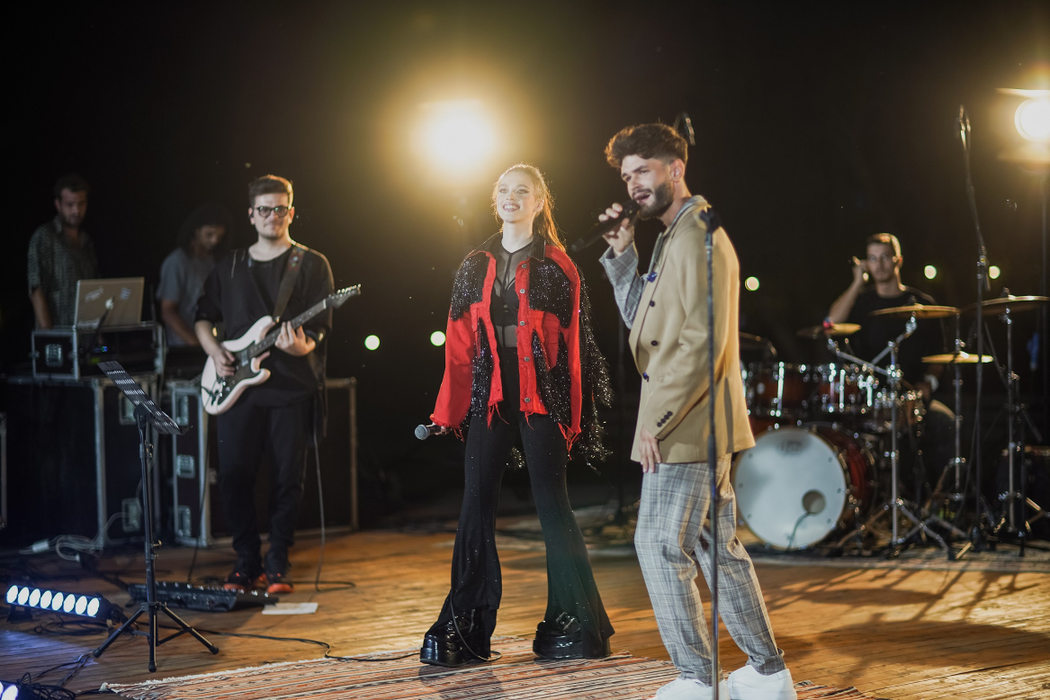 Edward Sanda a marcat lansarea primului său album printr-un concert live, pentru familie și prieteni