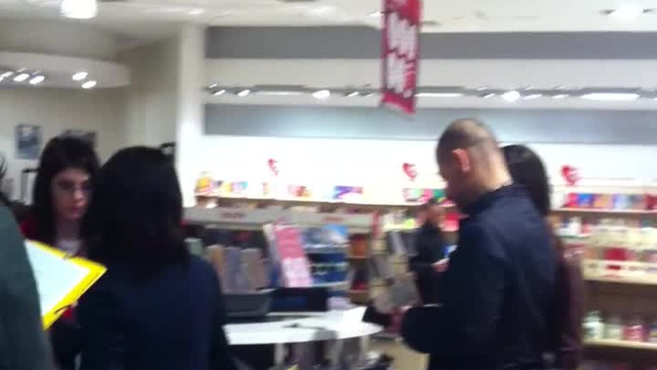 Vali Barbulescu si-a scos iubita in oras si a dus-o la...librarie. Vezi aici ce au cumparat cei doi!