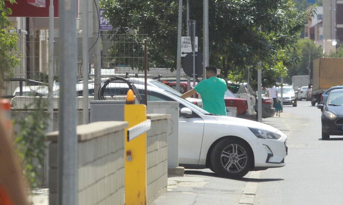 Shift aşteaptă neliniştit un taxi