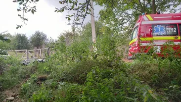 Imagini macabre! Trupul neînsuflețit al unui bărbat a fost găsit pe marginea drumului, lângă o bicicletă