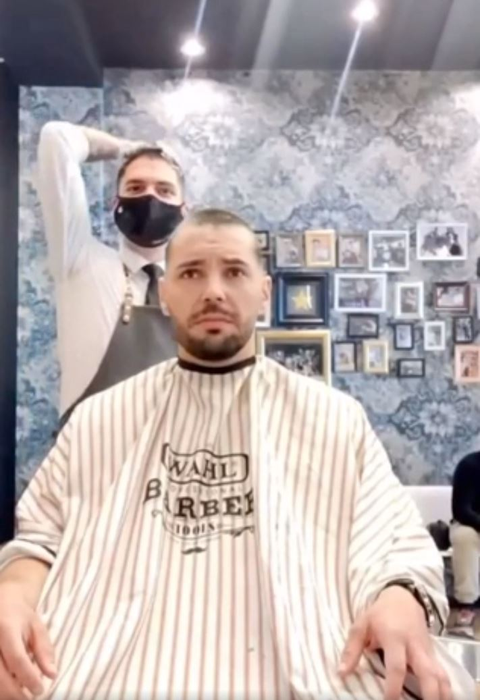 Un frizer, gest impresionant în fața unui client diagnosticat cu temutul cancer! Cum a reacționat bărbatul când a văzut că bărbierul se tunde la zero | VIDEO