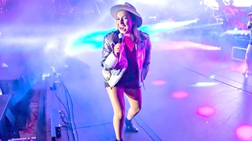 Andra Măruță, concert erotic la Drobeta-Turnu Severin. Cei din primul rând au văzut TOT