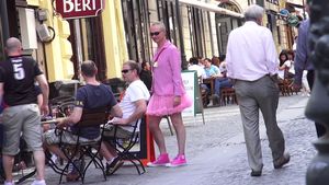 Englezul in fusta roz explica de ce a aparut in Centrul vechi imbracat in balerina: i-au fost furate hainele!